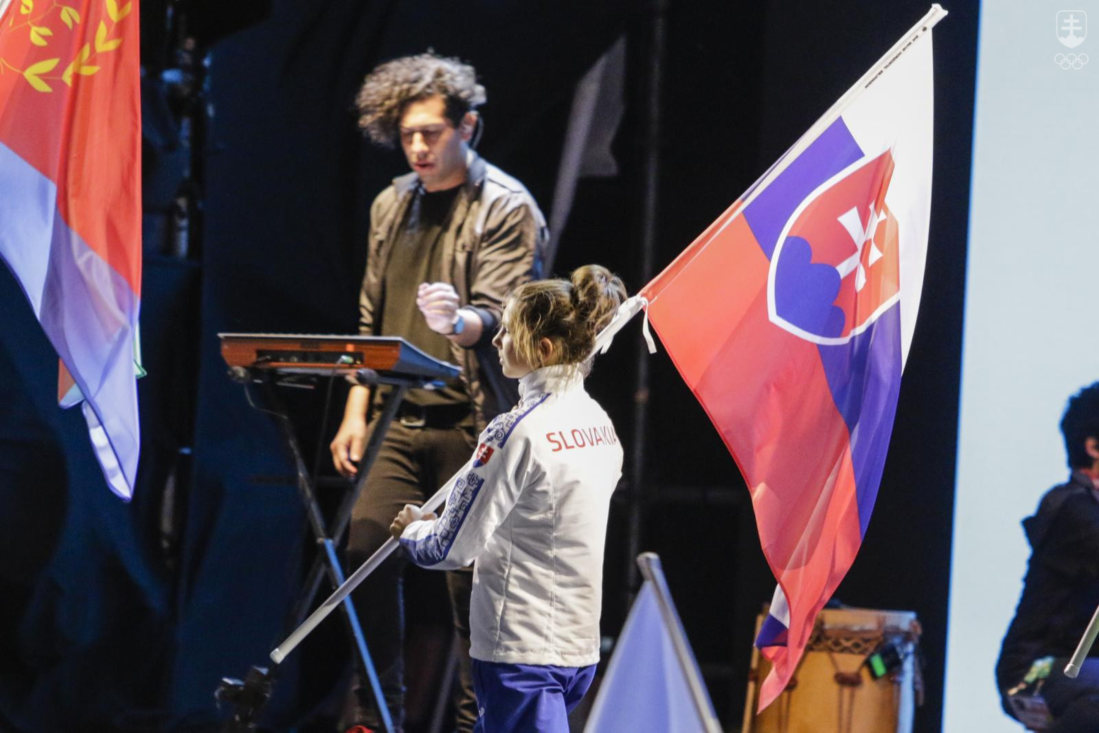 Emanuela Luknárová so slovenskou vlajkou. Foto SOV/Andrej Galica