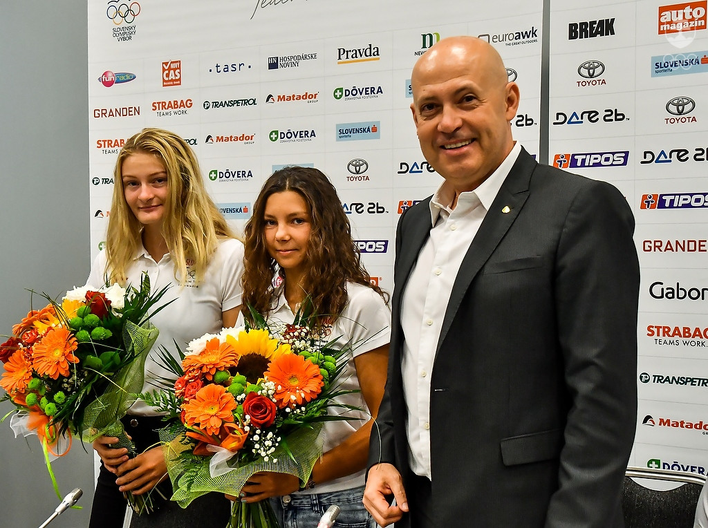 Prezident SOV Anton Siekel obom medailistkám  zablahoželal aj s kyticou. FOTO: JÁN SÚKUP