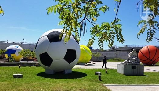 Športová výzdoba v parku pred kongresovým centrom v Buenos Aires. FOTO: IVANA MOTOLÍKOVÁ