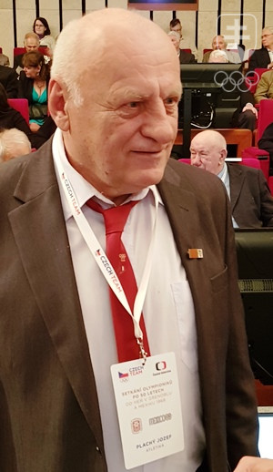 Jozef Plachý s kravatou aj s odznakom mexických hier. FOTO: ĽUBOMÍR SOUČEK