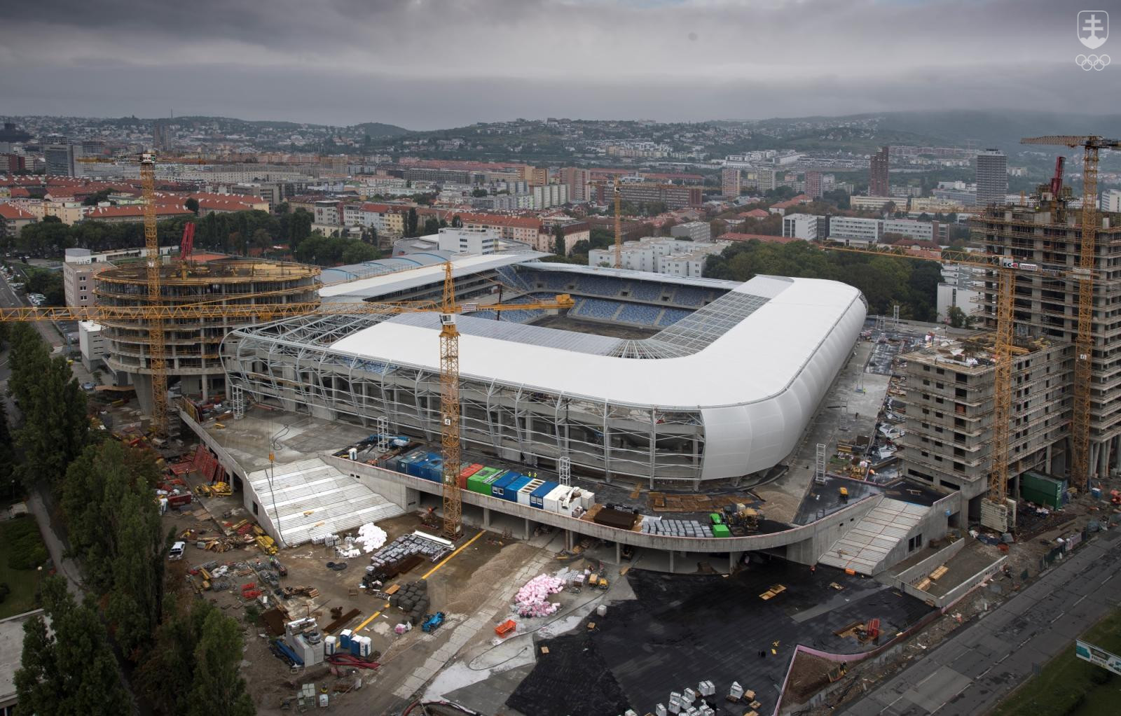 Na výstavbu Národného futbalového štadióna v Bratislave, ktorý je už pred dokončením, vláda SR schválila dotáciu 69 miliónov eur. Drvivá väčšina olympijských športov môže u nás o svojom „národnom“ športovom stánku iba snívať. FOTO: TASR/PAVEL NEUBAUER