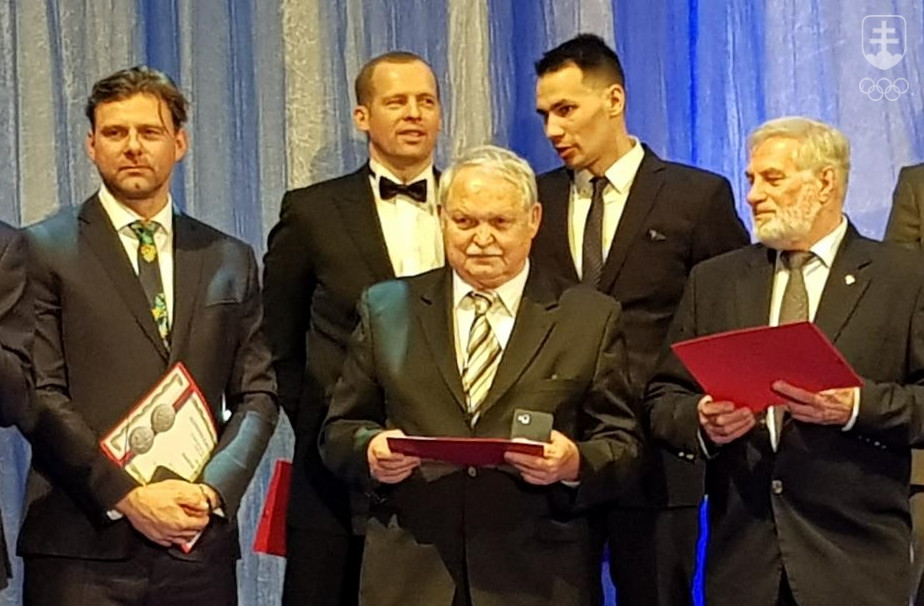V ďalšej várke ocenených boli Ľuboš Križko, Gabriel Baran, Jiří Walter, Richard Nagy a Jozef Bazálik. FOTO: ĽUBOMÍR SOUČEK, SOŠV