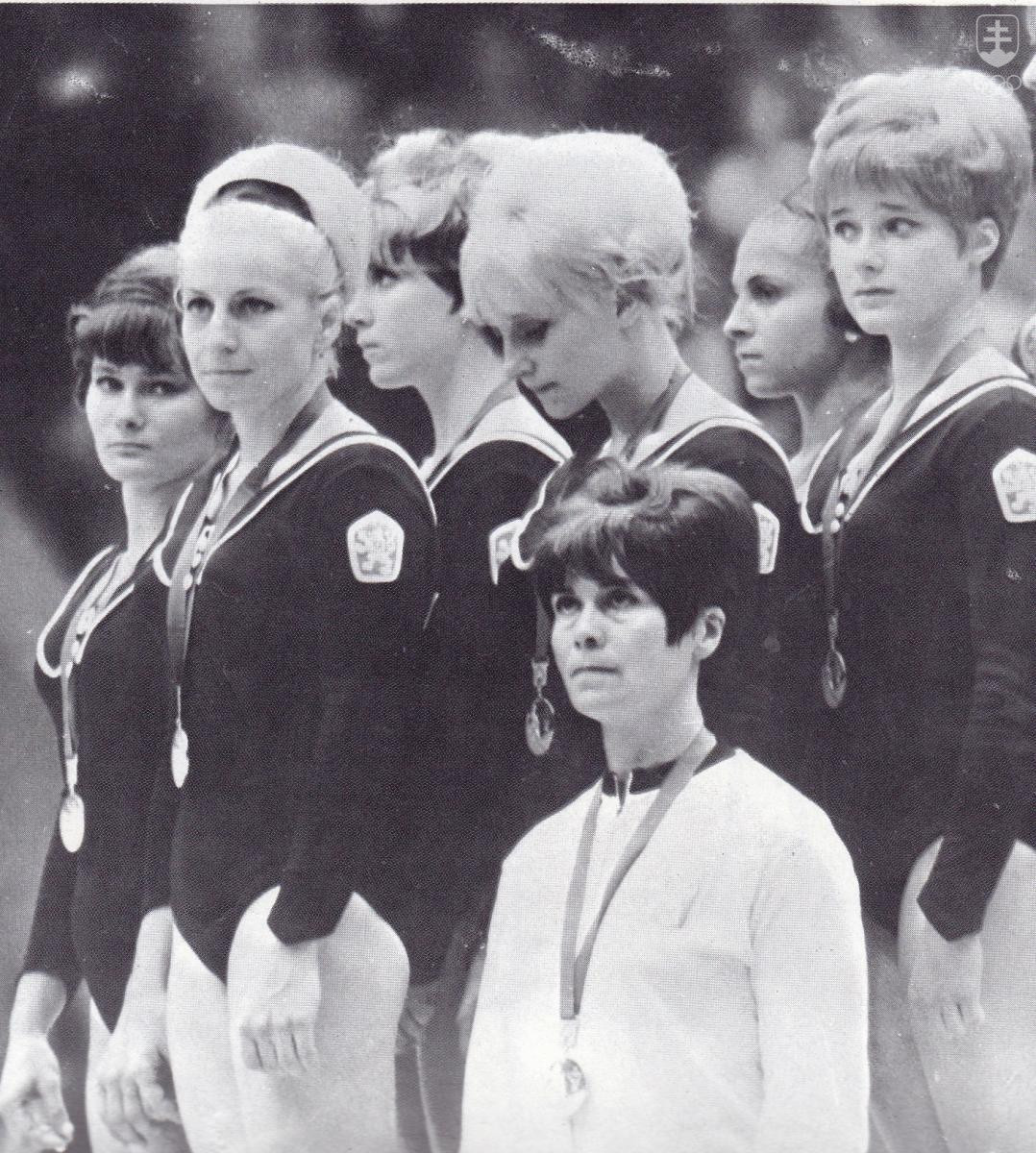 So striebornou olympijskou medailou zo súťaže družstiev na OH 1968 Marika (celkom vľavo) hneď vedľa fenomálnej Věry Čáslavskej. FOTO: ARCHÍV SOŠV