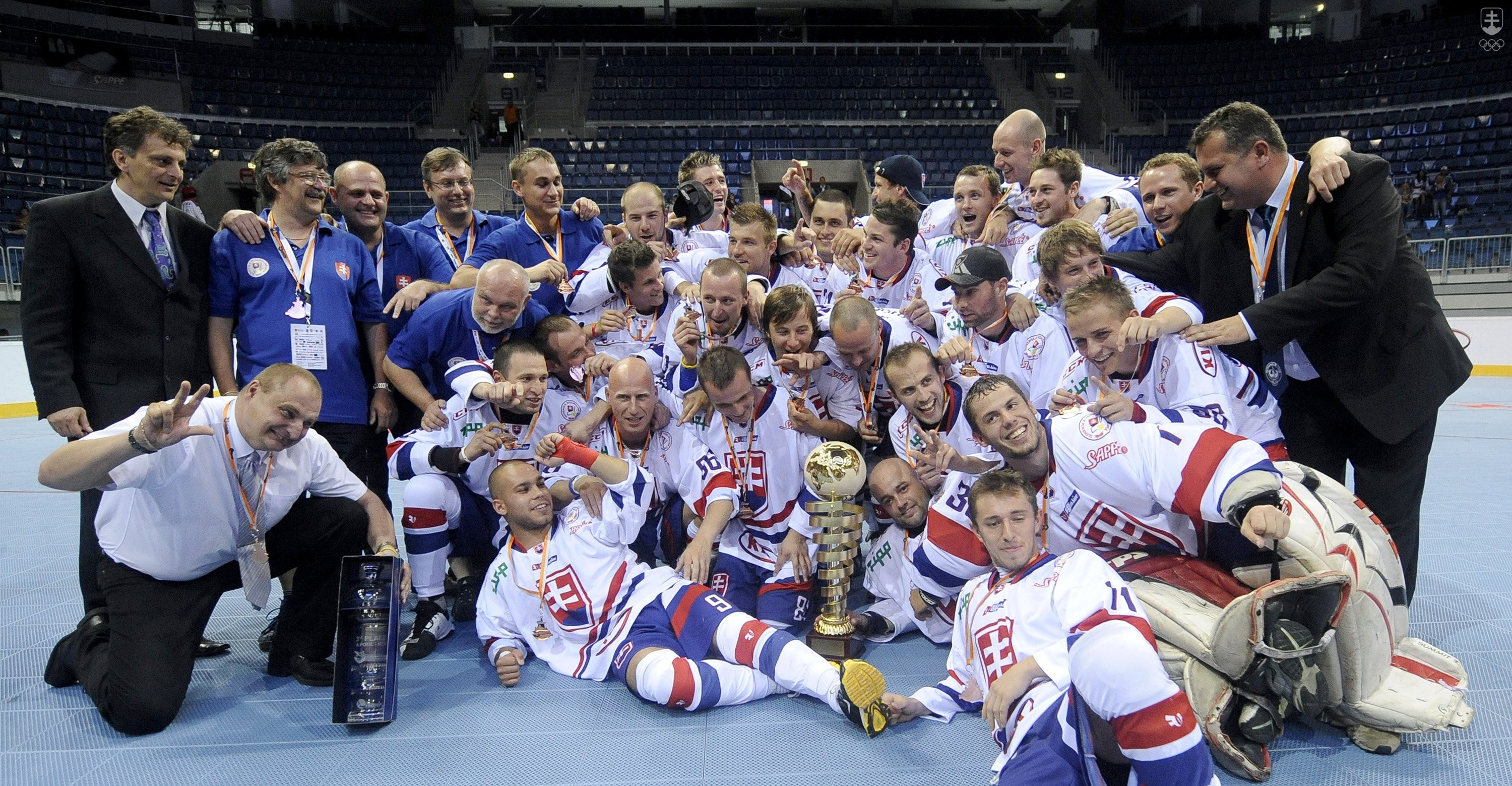 Slovenskí hokejbaloví reprezentanti získali v zápase o 3. miesto proti tímu USA po víťazstve 7:2 bronzové medaily na Majstrovstvách sveta v hokejbale 2011 v Bratislave.