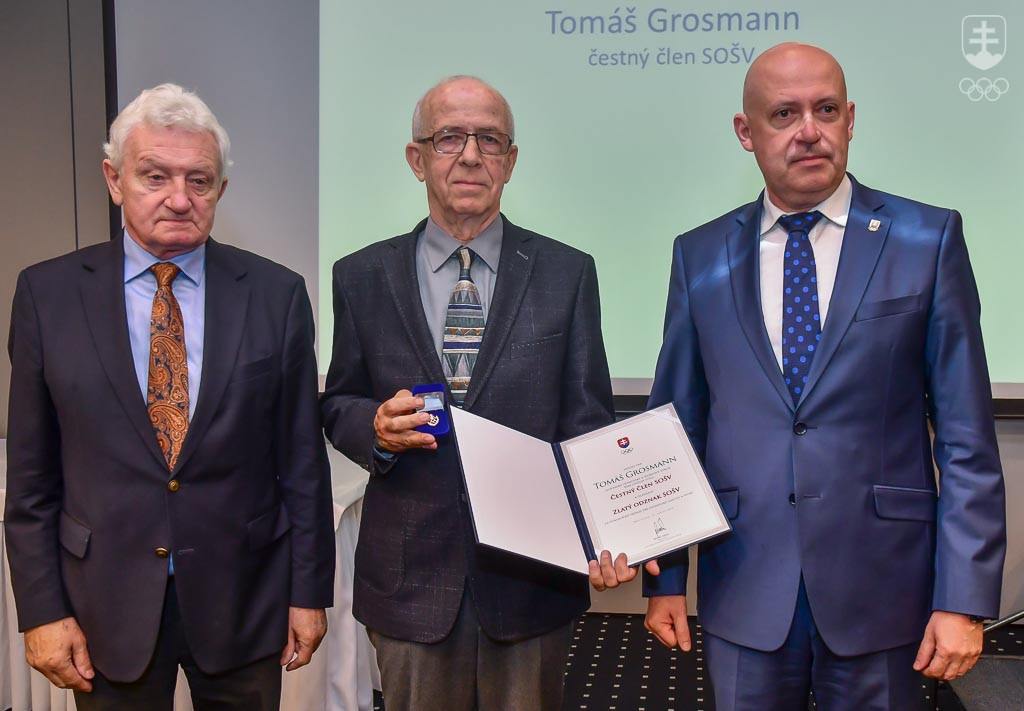 Predseda Klubu športových redaktorov SSN Tomáš Grosmann (v strede) sa stal novým čestným členom SOŠV. Vľavo čestný prezident SOŠV František Chmelár, vpravo prezident SOŠV Anton Siekel.
