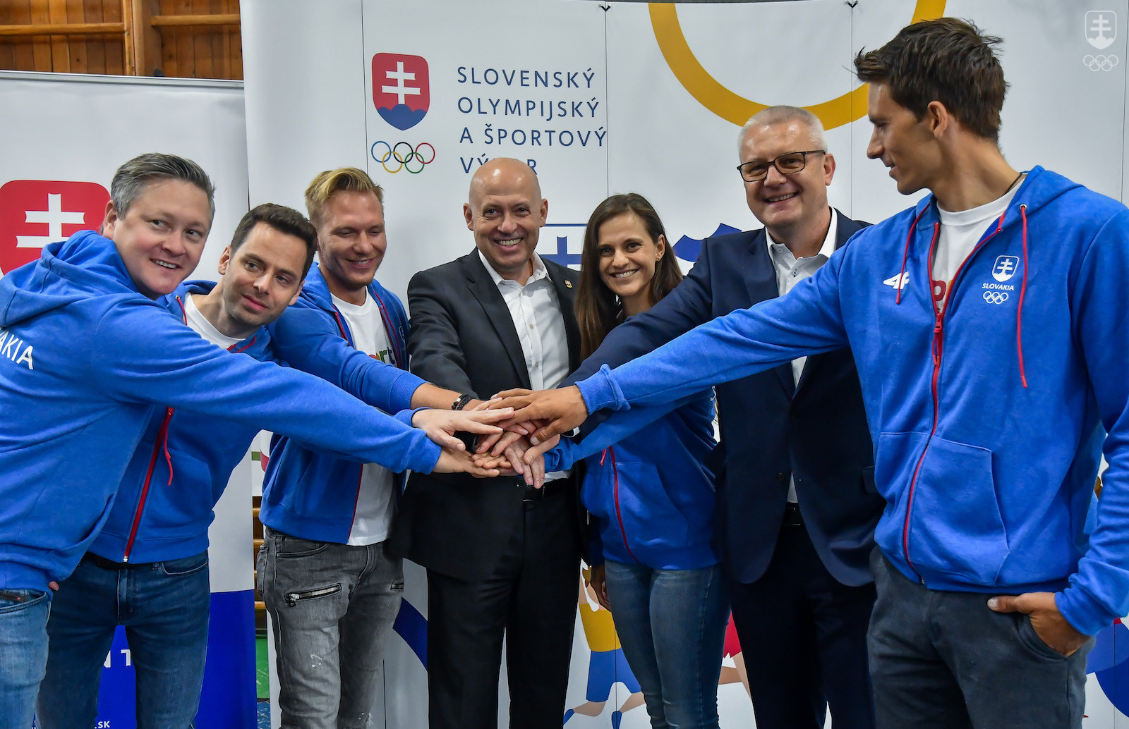 Momentka z prezentácie projektu Športuj Slovensko, na spoločnej fotografii predstavitelia SOŠV, spoločnosti BILLA, agentúry BeCool a traja ambasádori projektu z radov olympionikov.