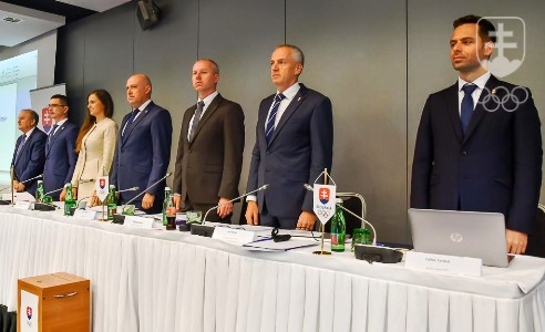 Na fotografii Gábor Asványi za predsedníckym stolom celkom vpravo.