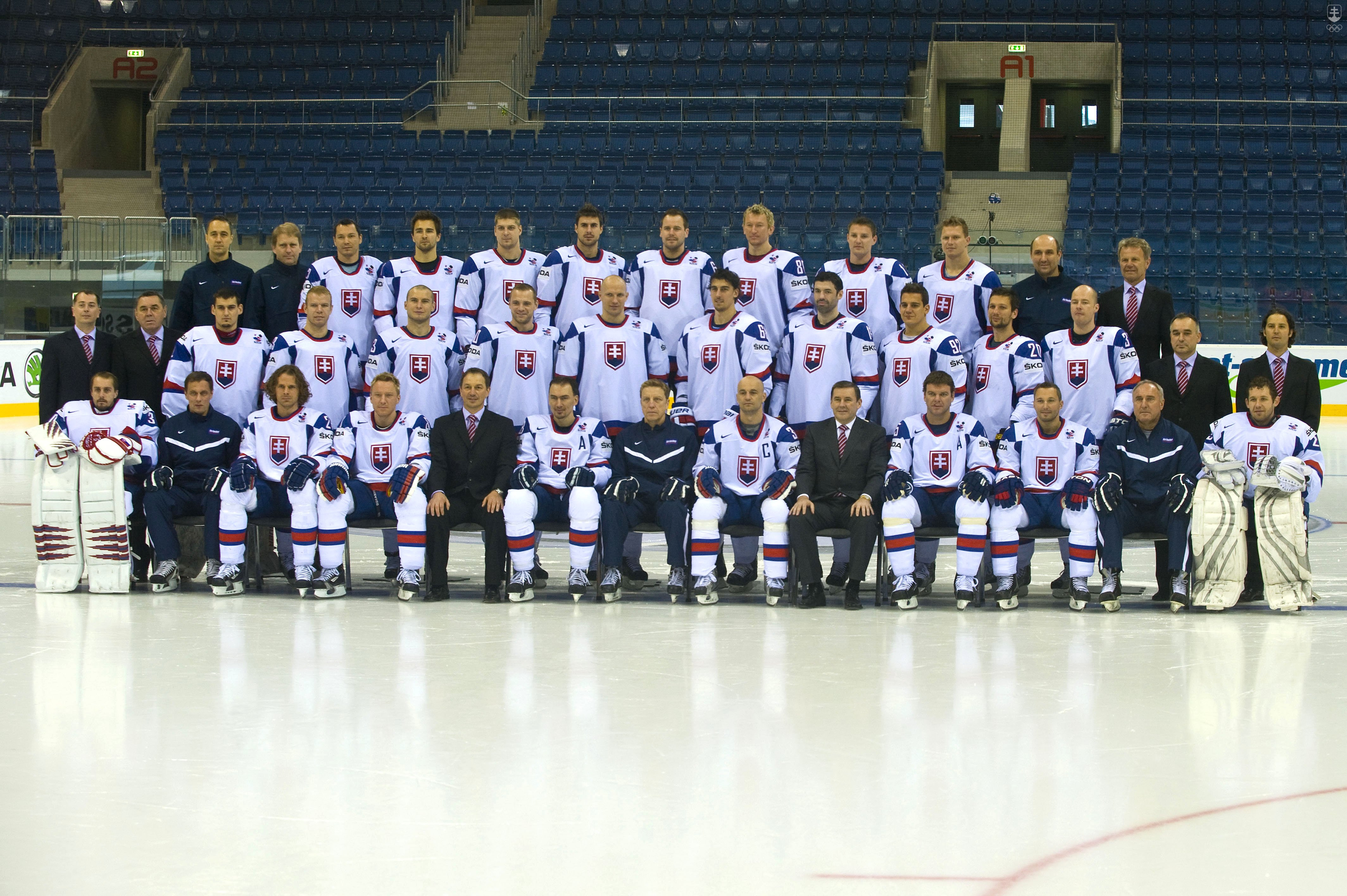 Snímka z oficiálneho fotografovania hokejovej reprezentácie Slovenska na MS 2011 v ľadovom hokeji 2. mája 2011 v Bratislave.