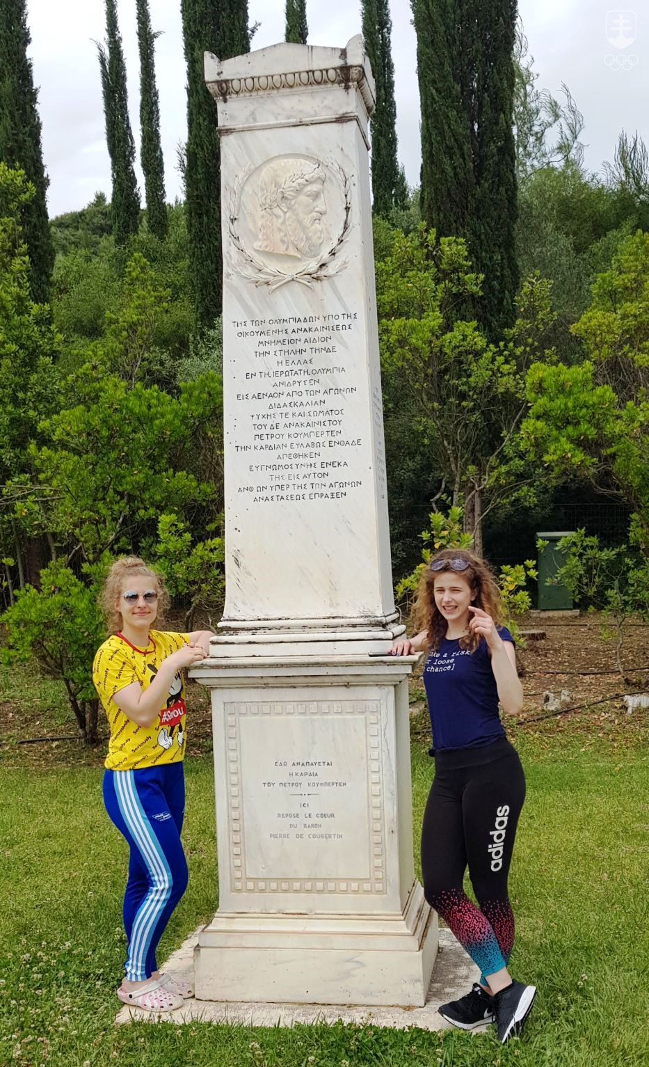 Naše medailistky z tohtoročného zimného EYOF, šortrekistky Petra Rusnáková a Lucia Filipová, pri pomníku, pod ktorým je pochované srdce zakladateľa novovekých olympijských hier Pierra de Coubertin.