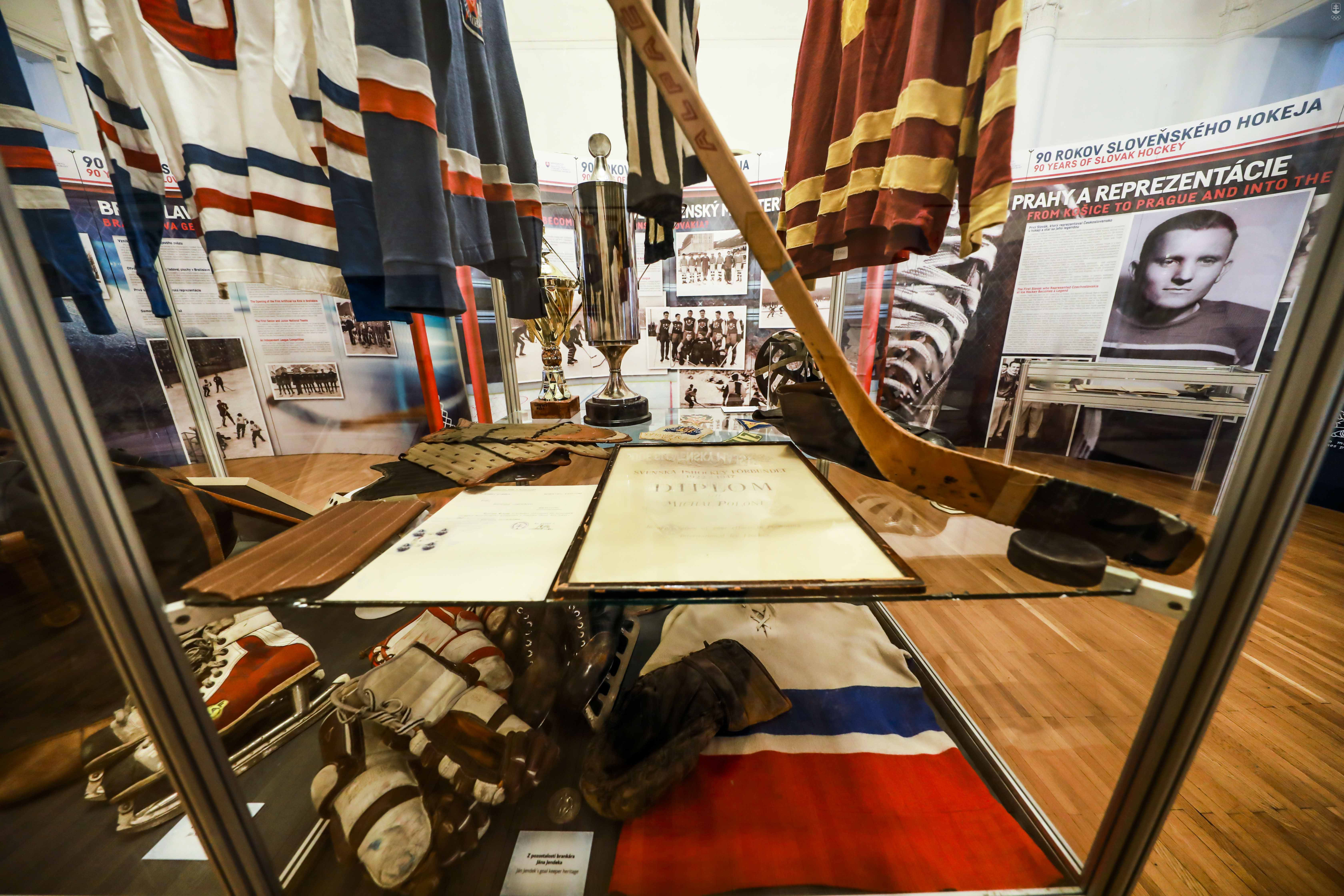 Významné exponáty pochádzajú zo zbierky SOŠV - Slovenského olympijského a športového múzea, ale aj z hokejovej siene slávy či súkromných zbierok 