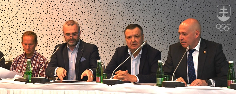 Rokovanie VZ SAO viedol René Pucher (druhý zľava), medzi Pavlom Blažekom a Dáriusom Rusnákom, celkom vpravo prezident SOŠV Anton Siekel.