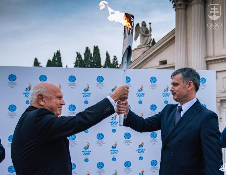 Prezident Európskych olympijských výborov Janez kocijančič (vľavo) odovzdal v Ríme pochodeň s Ohňom mieru bieloruskému ministrovi športu a turistiky Sergejovi kovaľčukovi.