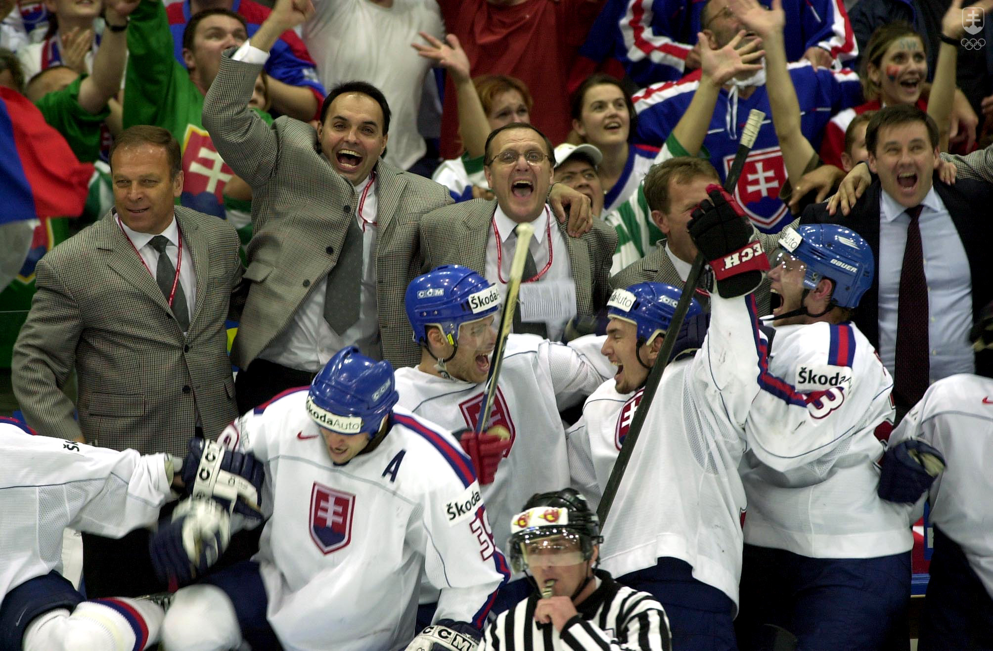 Slovenskí hokejisti získali na Majstrovstvách sveta v hokeji v Göteborgu zlaté medaily. Na snímke záverečný hvizd rozhodcu a explózia radosti na slovenskej striedačke.