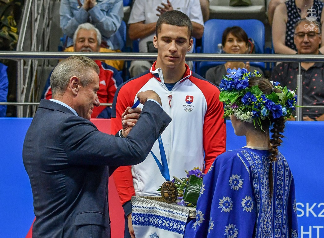 Boxer Andrej Csemez si prevzal bronzovú medailu z rúk Sergeja Bubku.