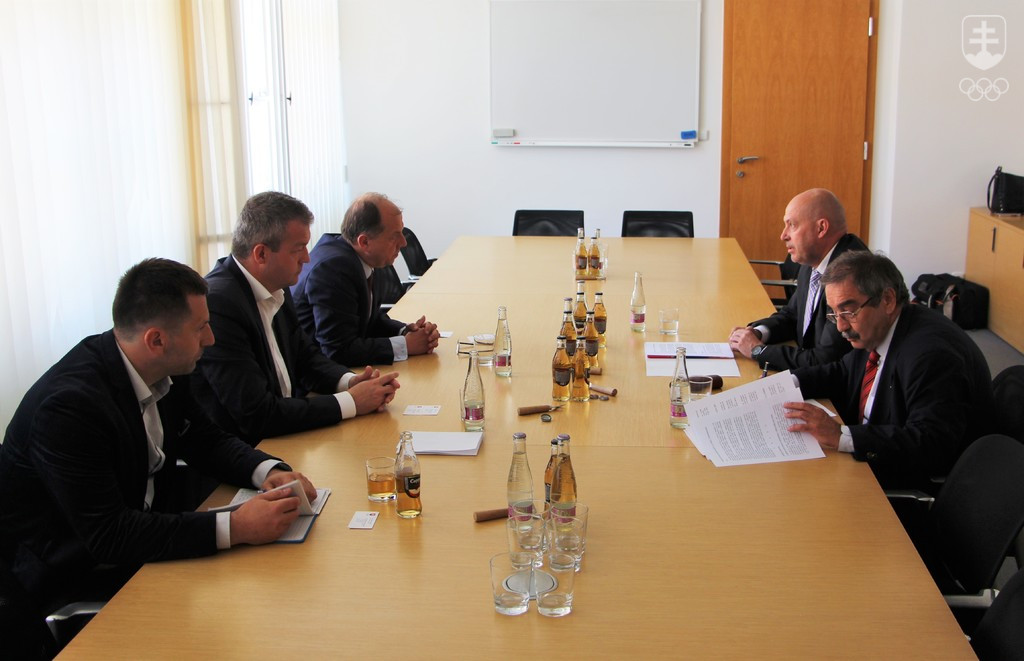 Spoločné rokovanie predstaviteľov SOŠV (vpravo) a mesta Trenčín a Trenčianskeho samosprávneho kraja (vľavo).