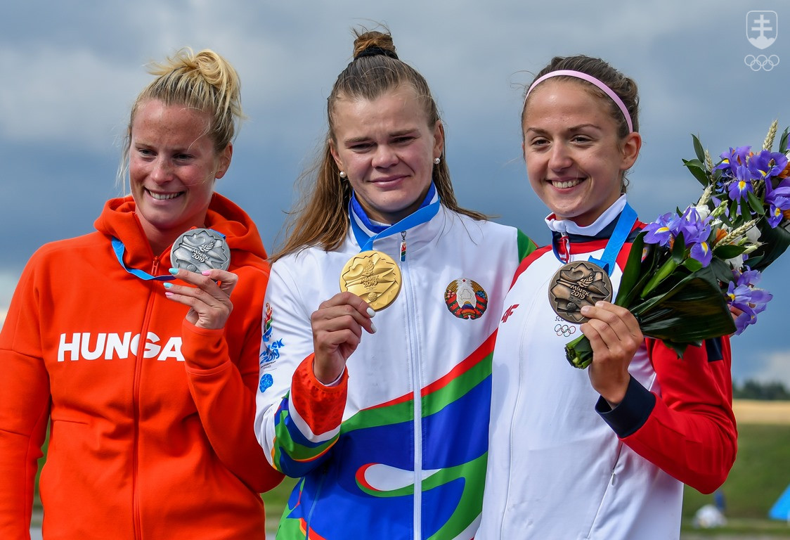 Na stupni víťaziek po pretekoch K1 na 5000 m - zľava strieborna Maďarka Bodonyiová, víťazná Bieloruska Litvinčuková a bronzová Slovenka Mariana Petrušová.