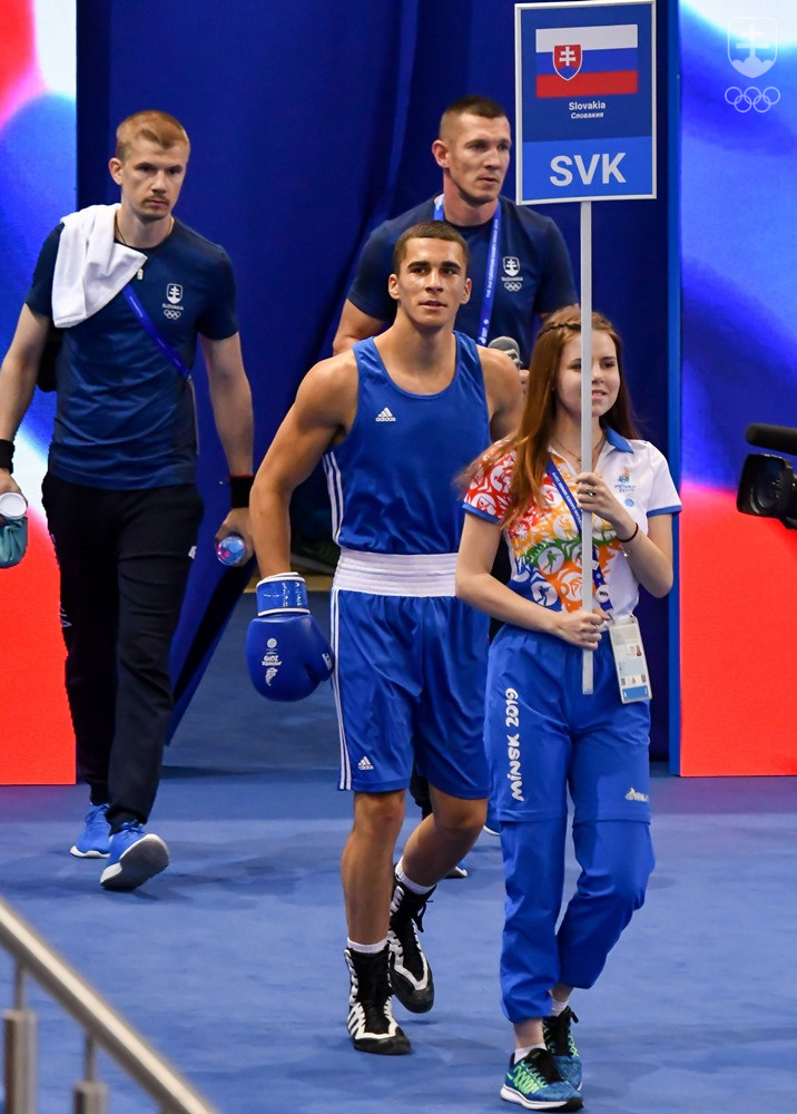 Andrej Csemez pri príchode do ringu v sprievode trénerov Pavla Hlavačku a Tomáša "Kida" Kovácsa.