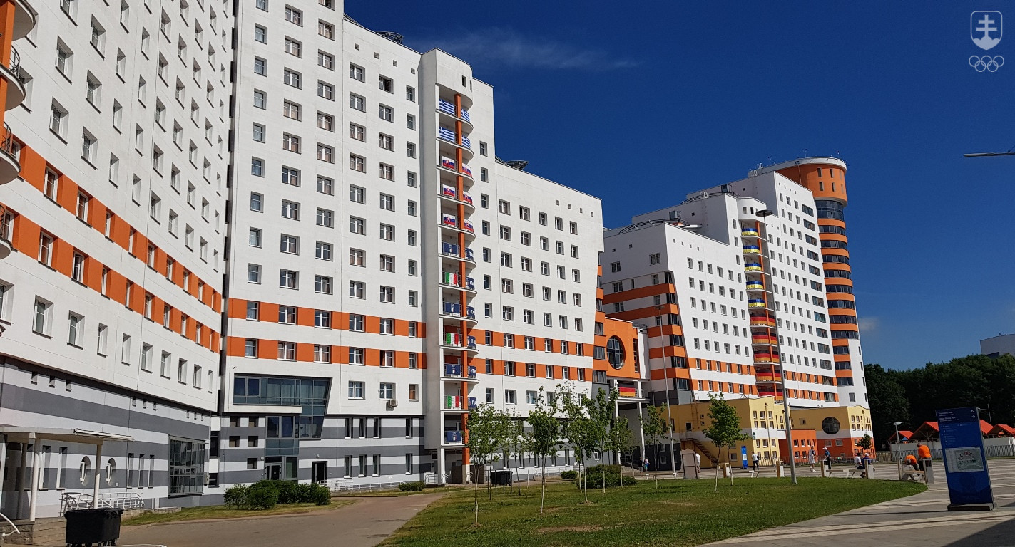 V strede je budova v dedine športovcov v Minsku, v ktorej bývajú členovia slovenskej výpravy.