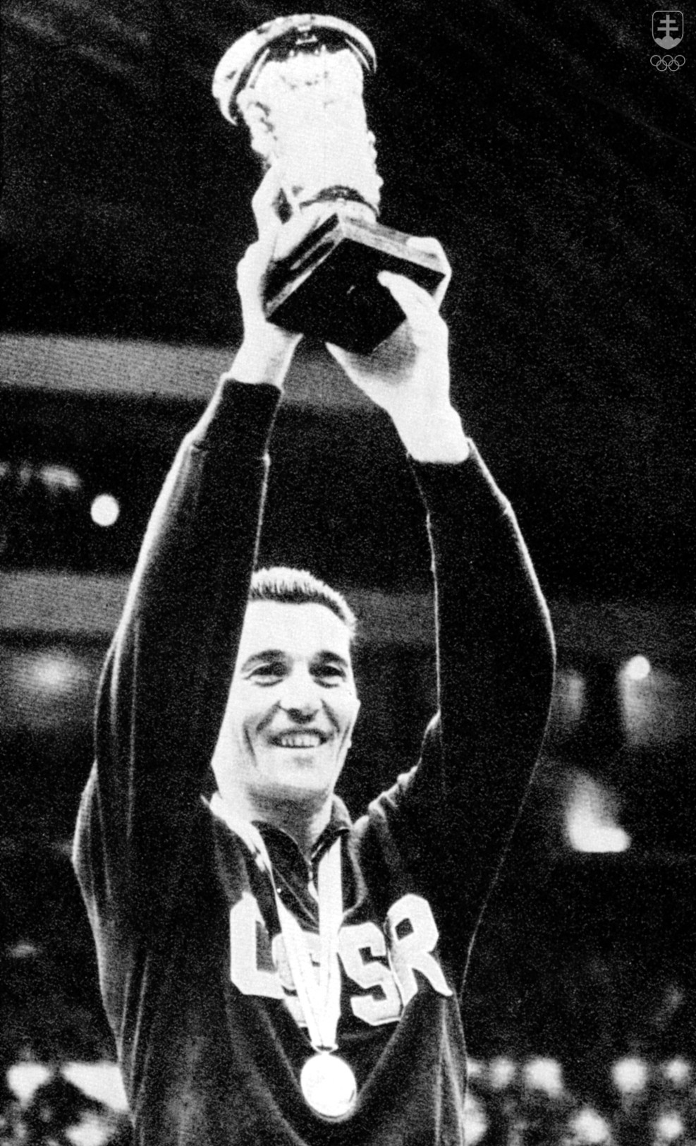 Bohumil Golian, najlepší slovenský volejbalista 20. storočia, s pohárom pre majstrov sveta 1966.
