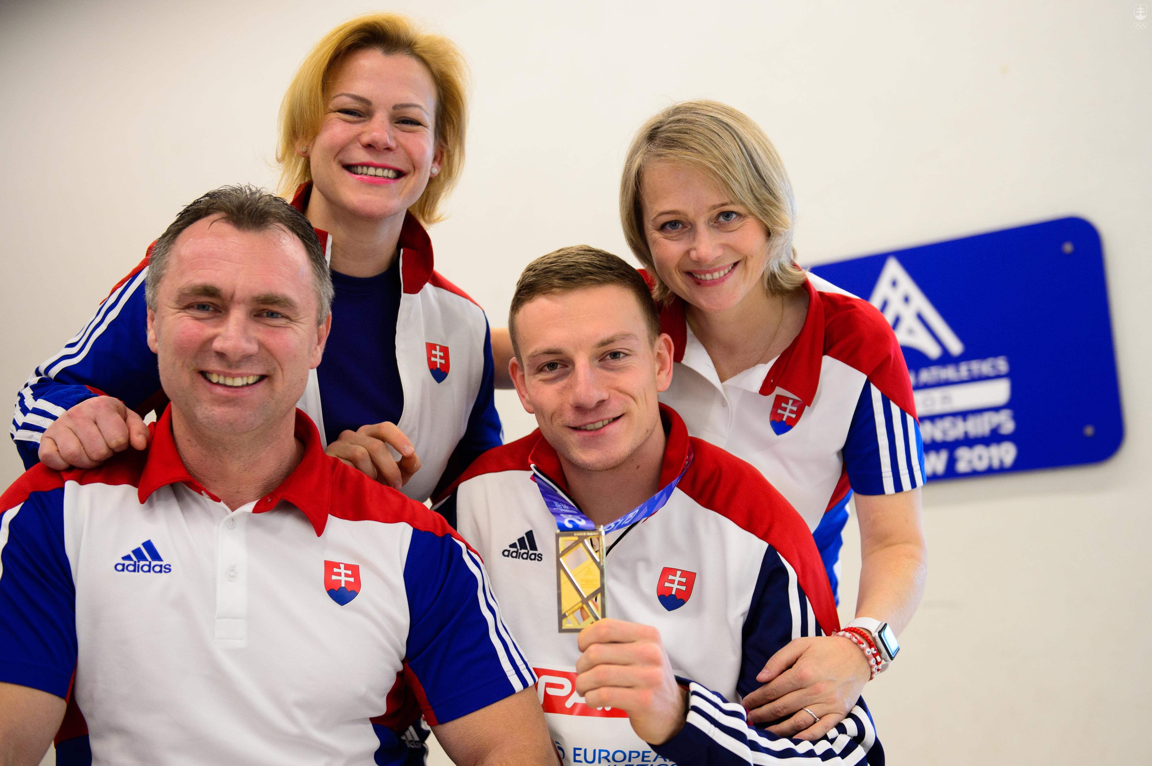 Ján Volko s trénerkou Naďou Bendovou, silovým trénerom Róbertom Kresťankom a fyzioterapeutkou Janou Závackou. 