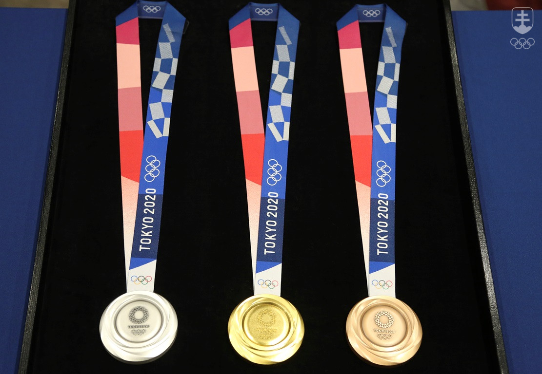 Olympijské medaily pre Tokio 2020 z prednej strany.