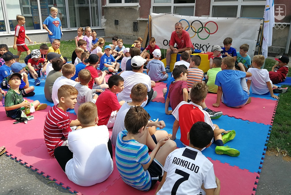 K oslavám Olympijského dňa patrí aj debata s deťmi o vysvetľovaní významu tohto dňa a olympizmu ako takého.