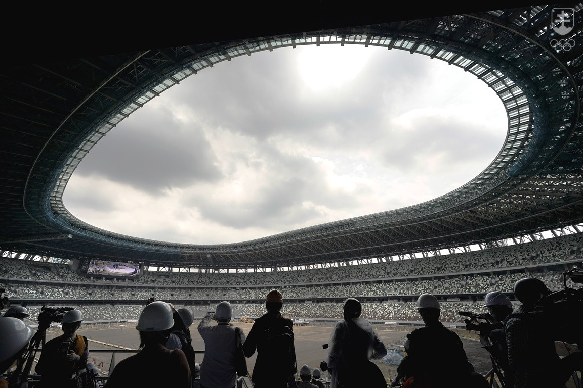 Novo budovaný Olympijský štadión v Tokiu nedávno premiérovo ukázali novinárom. Práce na ňom však stále pokračujú.