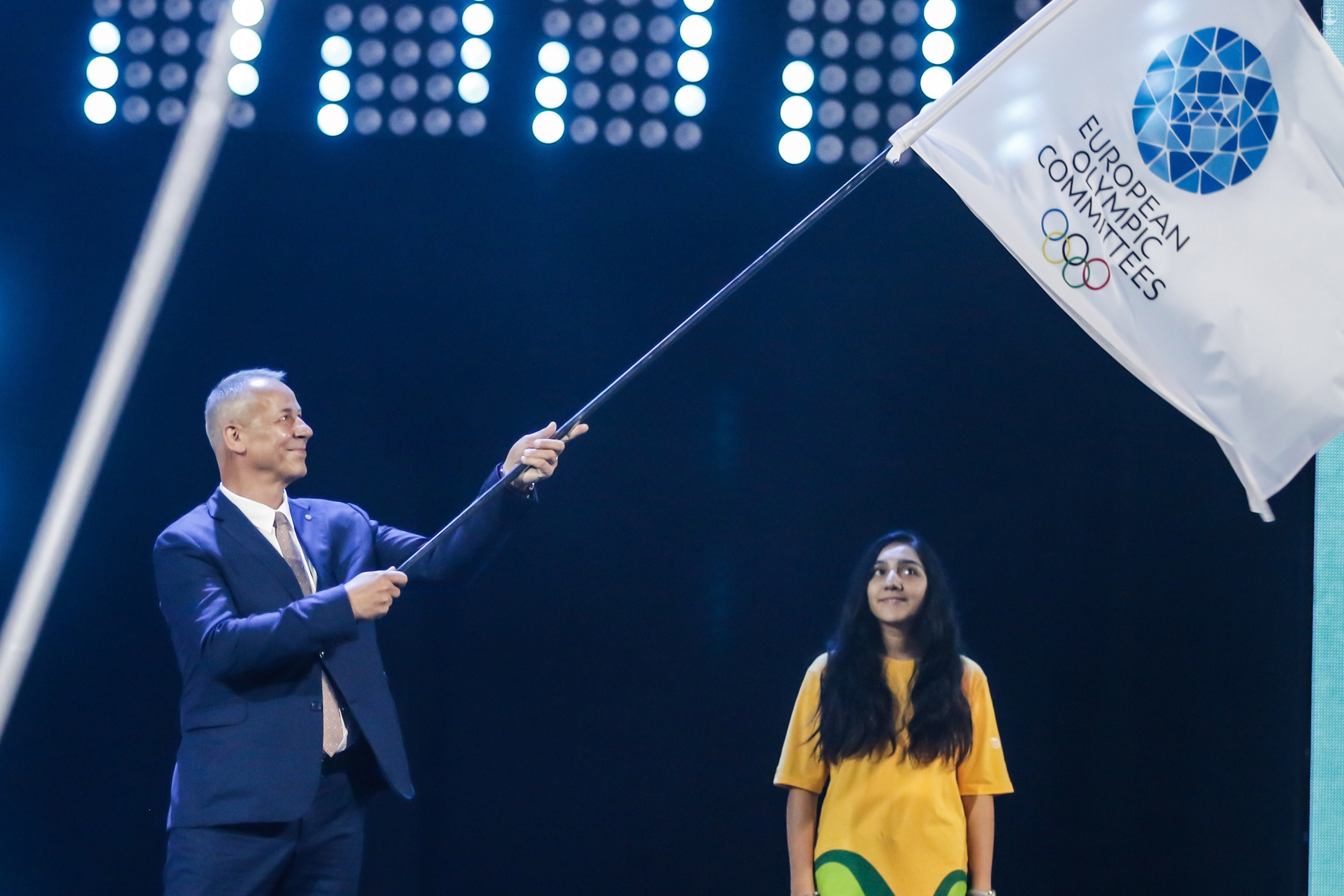 Ján Nosko pri prevzatí vlajky Európskych olympijských výborov.