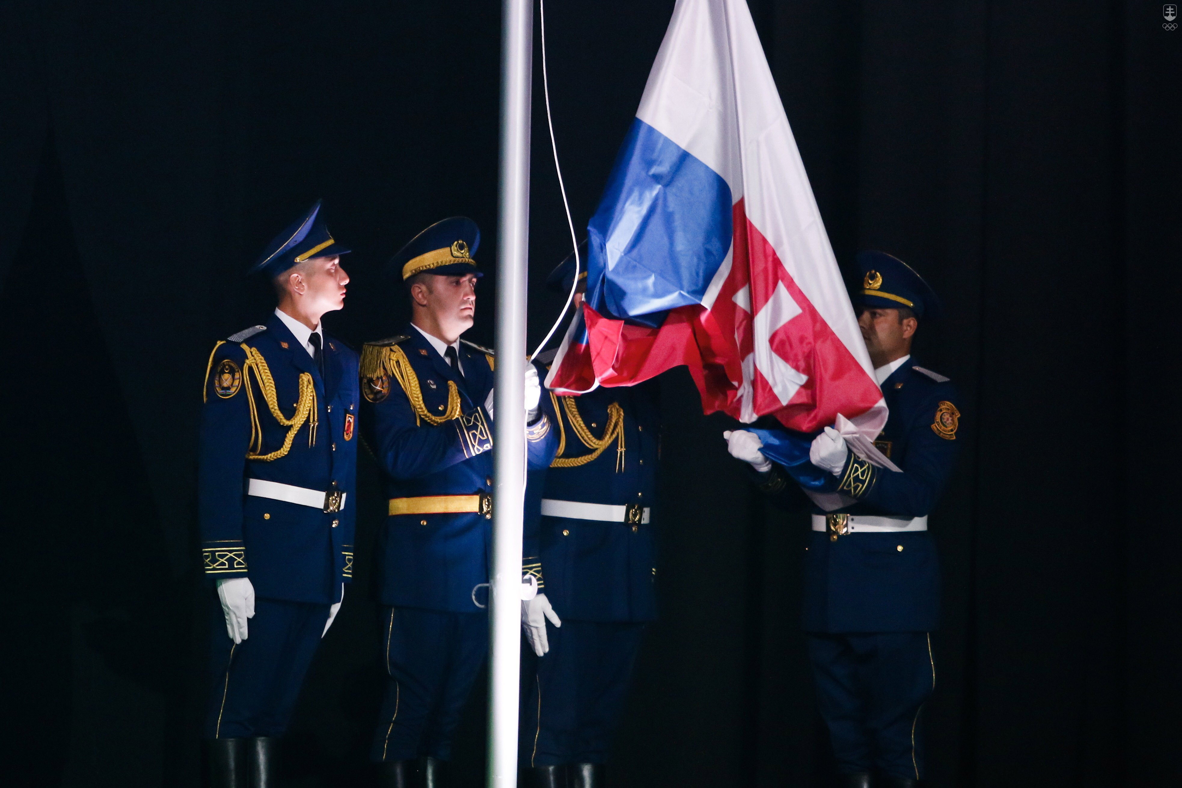 Záber zachytáva slávnostné vyvesenie slovenskej vlajky. 