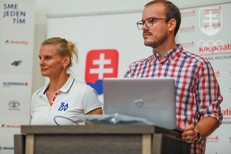 Zástupcovia Antidopingovej agentúry SR Žaneta Csáderová a Tomáš Ragáč pri prednáške o téme boja proti dopingu.