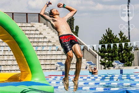 Michal Oravec sa nad vodou pochválil aj saltom.