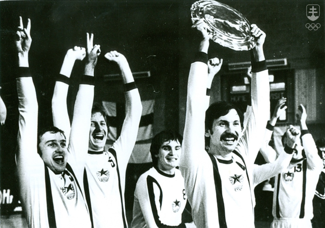 Štefan Pipa ako kapitán ČH Bratislava s víťaznou trofejou najlepšieho klubového tímu v Európe v roku 1979.