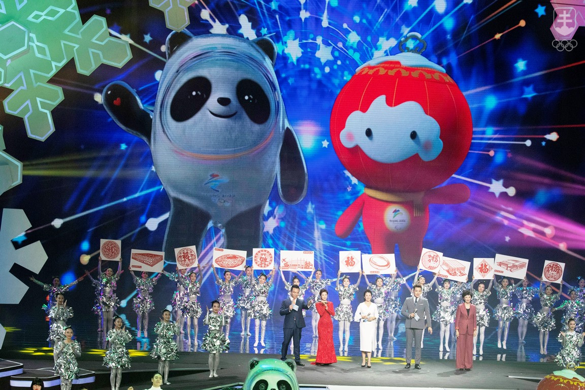 Vľavo olympijský, vpravo paralympijský maskot Pekingu 2022.