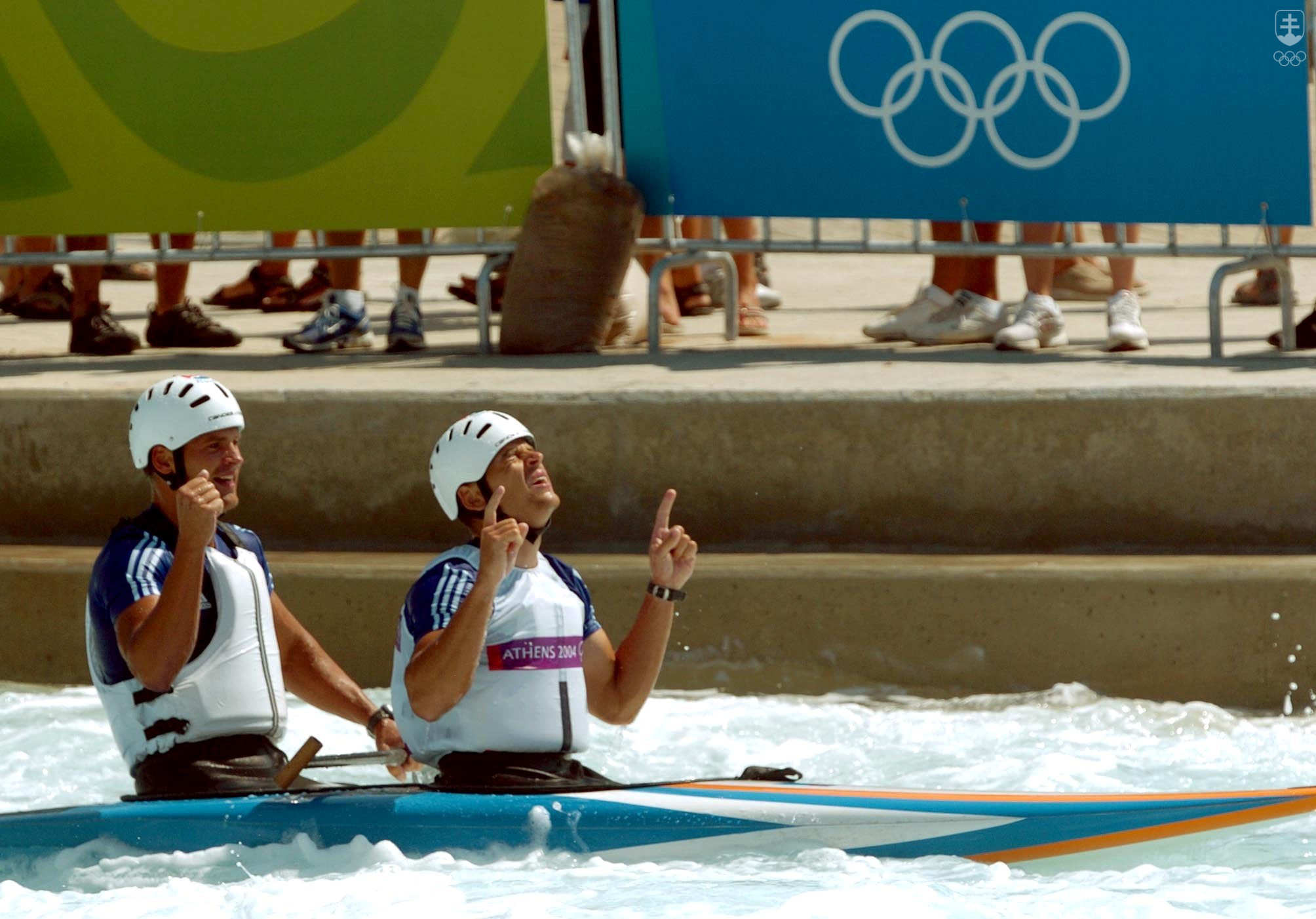 Slovenskí vodní slalomári Peter a Pavol Hochschornerovci sa v Aténach 20. augusta 2004 stali olympijskými víťazmi v C2 a obhájili tak zlato zo Sydney 2000.