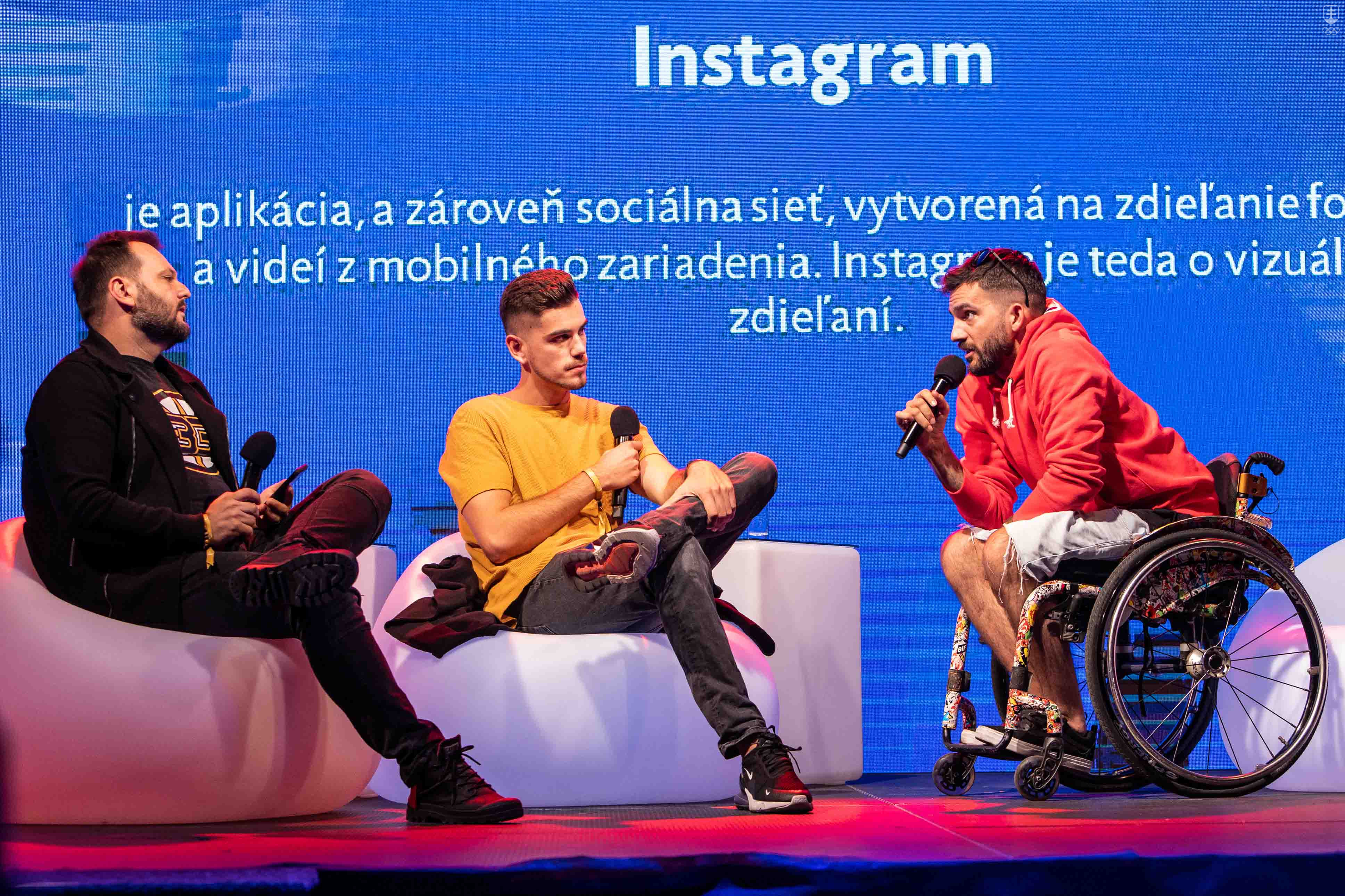Influenceri Daniel Sebastián Štrauch alias GoGo, Bekim Aziri a moderátor Milan „Junior” Zimnýkoval sa predstavili na lifestylovom pódiu a diskutovali na tému „Ako so seba urobiť brand“. 