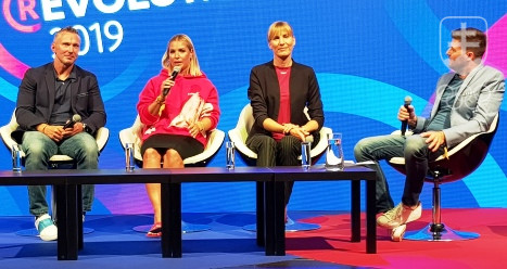 Traja majstri sveta s moderátorom "Šarkanom" - Ľubomír Višňovský, Dominika Cibulková a Anastasia Kuzminová.