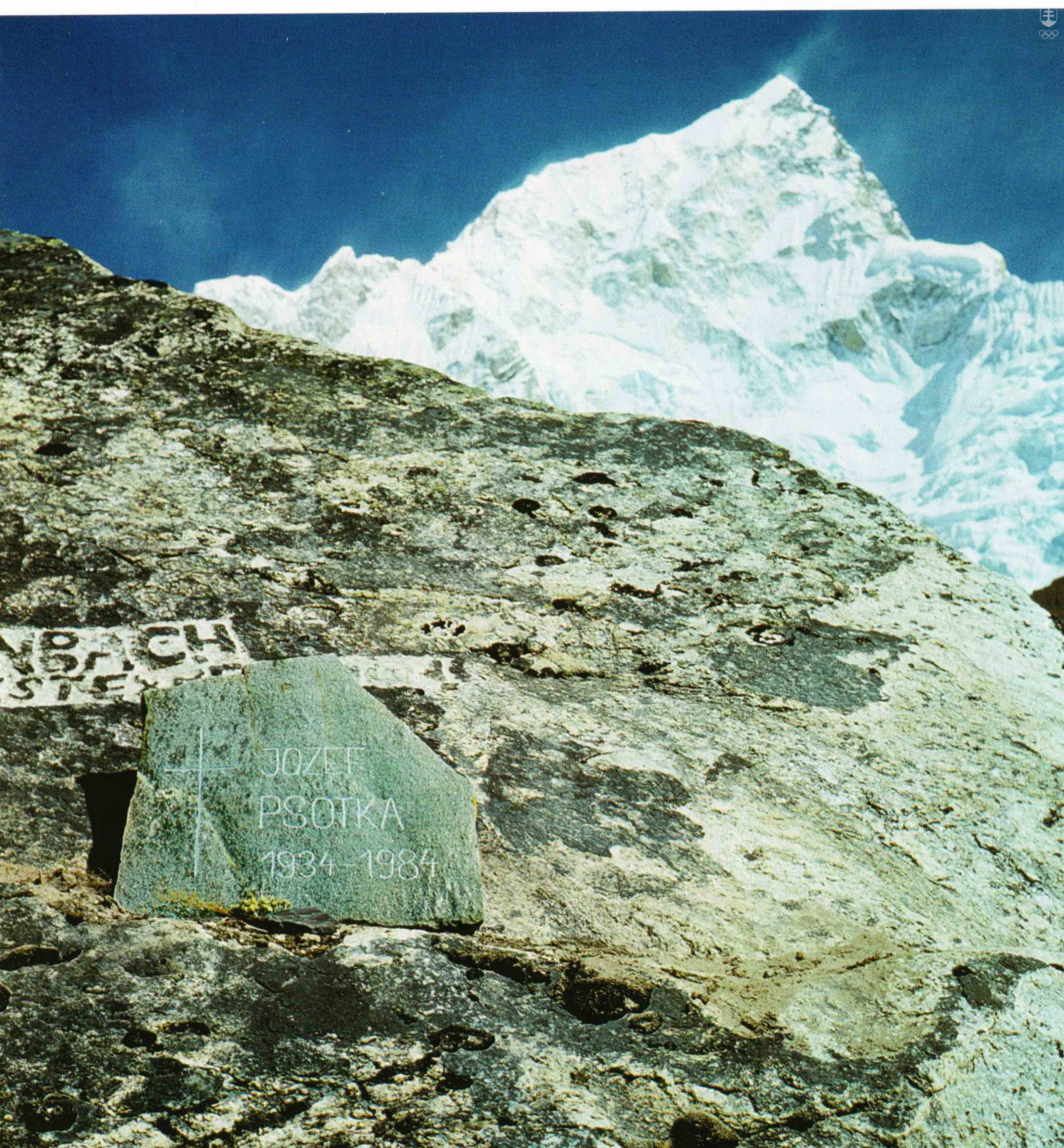 Pamätná tabuľa horolezca Jozefa Psotku na Mount Evereste. 