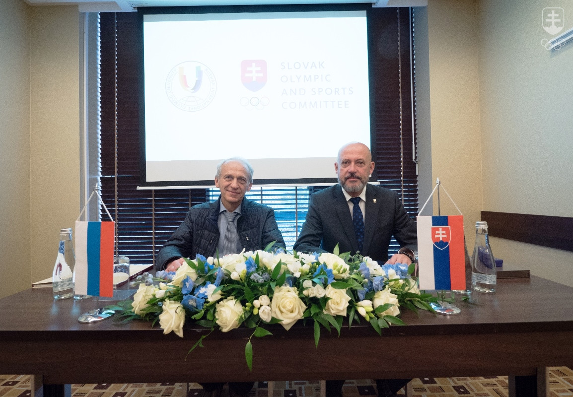 Prezident SOŠV Anton Siekel a rektor RIOU Lev Belousov pri podpise Memoranda o spolupráci medzi SOŠV a RIOU.