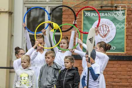 Základná škola na Pohraničnej ulici v Komárne v utorok naozaj žila olympijským duchom, čo sa prejavilo aj vo vystúpení jej žiakov.