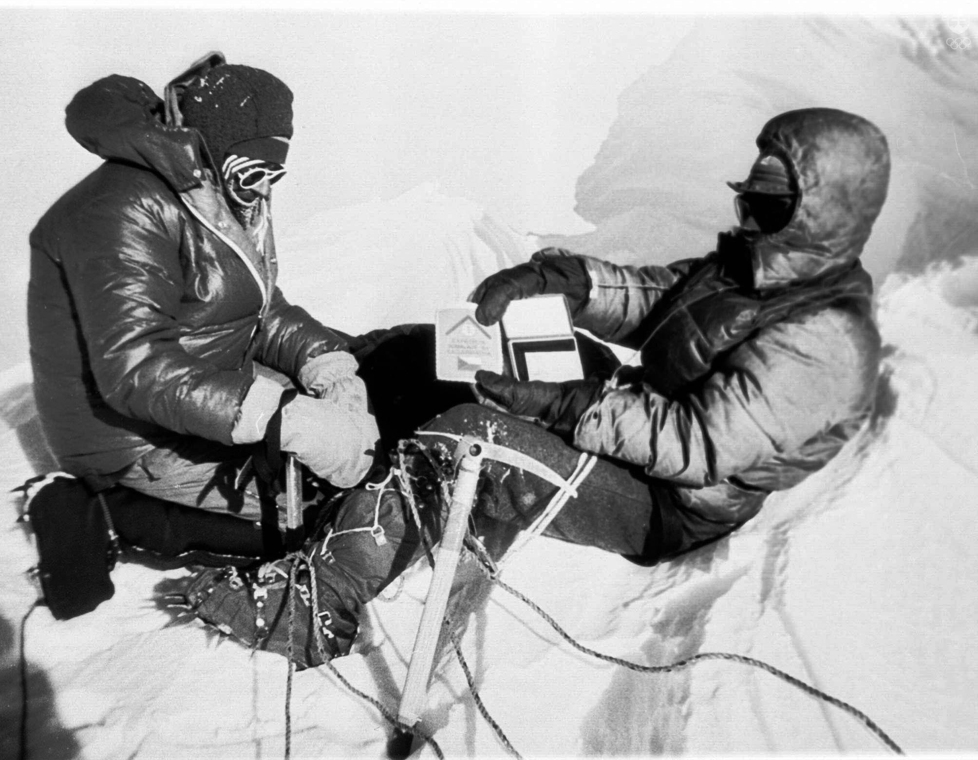 Slovenskí horolezci Zoltán Demján (vpravo) a  Jozef Psotka vystúpili 15. októbra 1984 na najvyššiu horu sveta Mount Everest. Snímka ich zachytáva na vrchole Mount Everestu.  