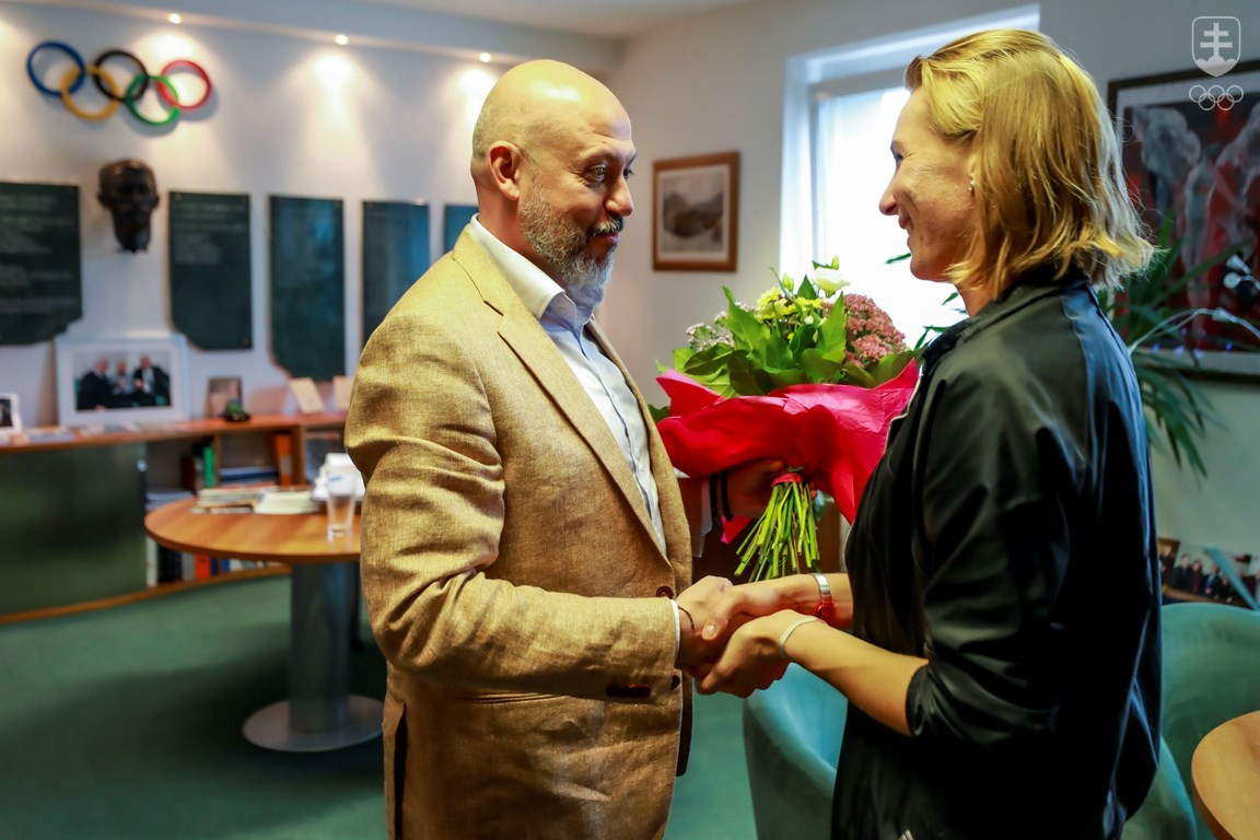 Po oznámení o ukončení športovej kariéry navštívila Anastasia Kuzminová sídlo SOŠV, kde jej k veľkolepému biatlonovému účinkovaniu počas dlhých rokov zablahoželal prezident SOŠV Anton Siekel.