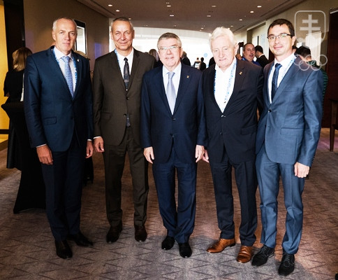 Po skončení prezentácie sa s prezidentom Medzinárodného olympijského výboru Thomasom Bachom (v strede) stretli Jozef Liba, Ján Nosko, František Chmelár a Peter Korčok (zľava doprava).