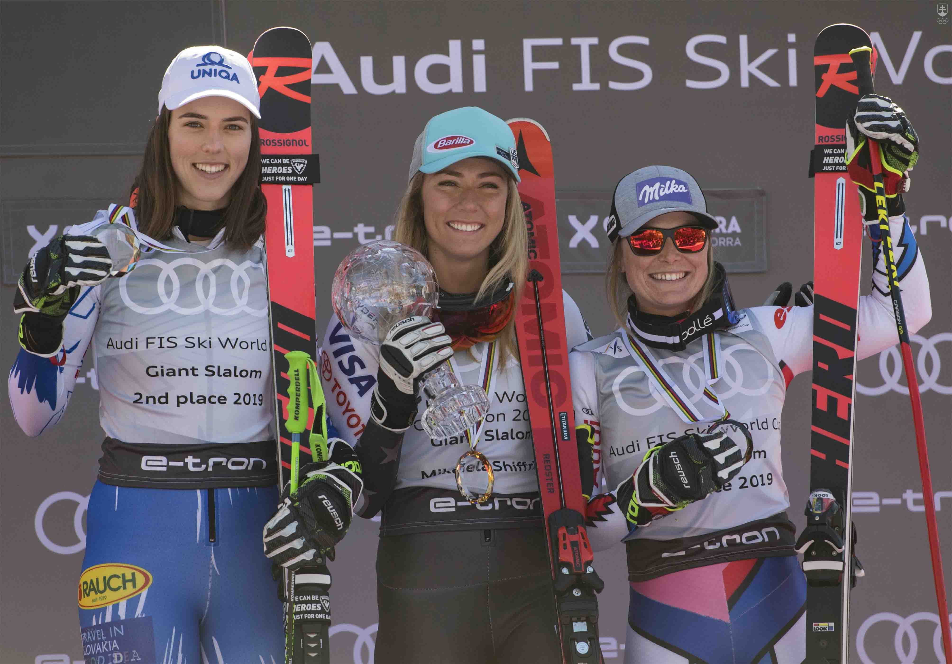Slovenská lyžiarka Petra Vlhová (vľavo) pózuje s medailou za druhé miesto v celkovom poradí obrovského slalomu Svetového pohára v alpskom lyžovaní v zimnom stredisku Soldeu v Andorre v nedeľu 17. marca 2019. Malý glóbus získala v obrovskom slalome Američanka Mikaela Shiffrinová, tretia bola Francúzka Tessa Worleyová.