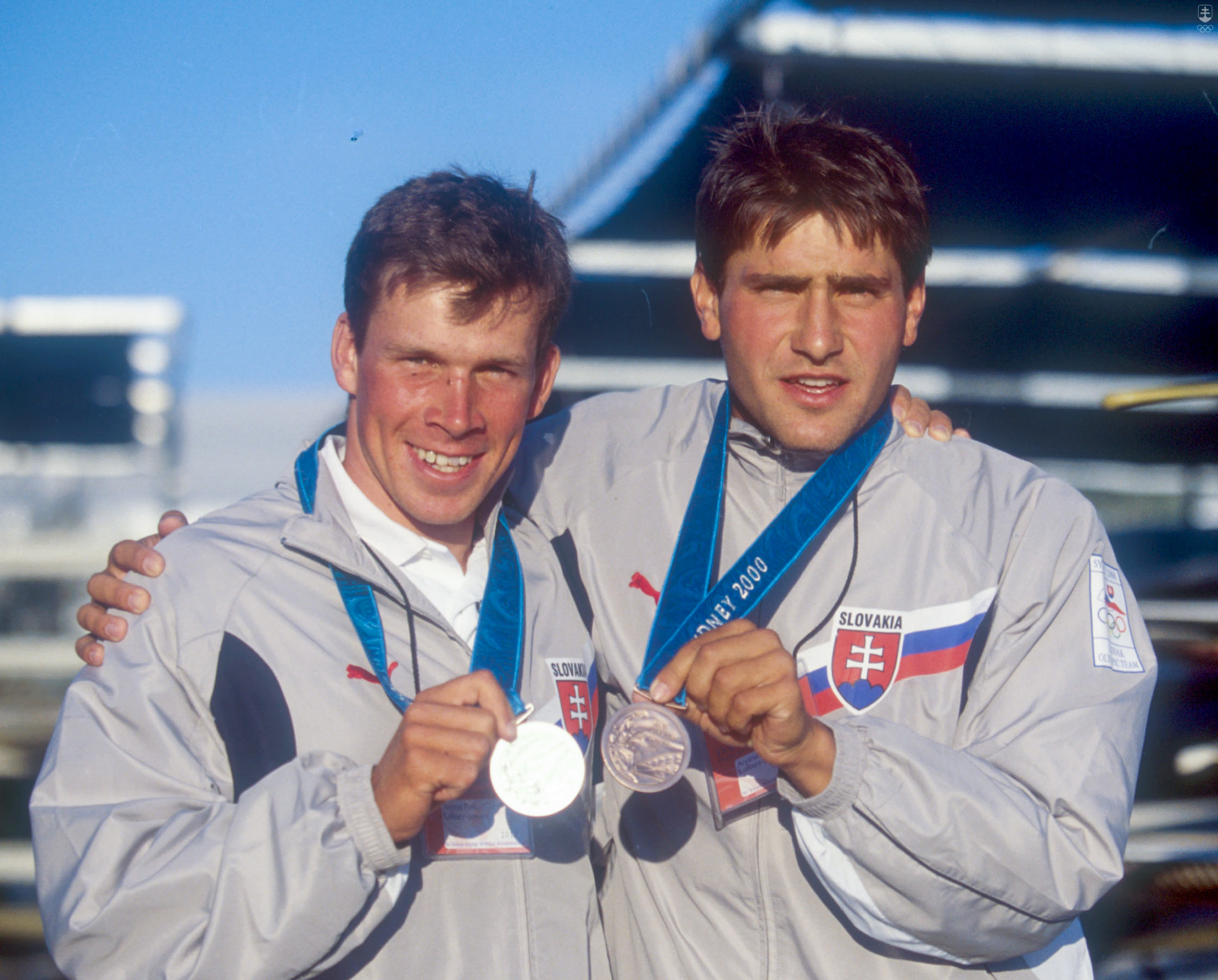 Unikátna chvíľa – dvaja Slováci s olympijskými medailami z tej istej súťaže na OH 2000: Michal Martikán so striebrom, Juraj Minčík s bronzom.