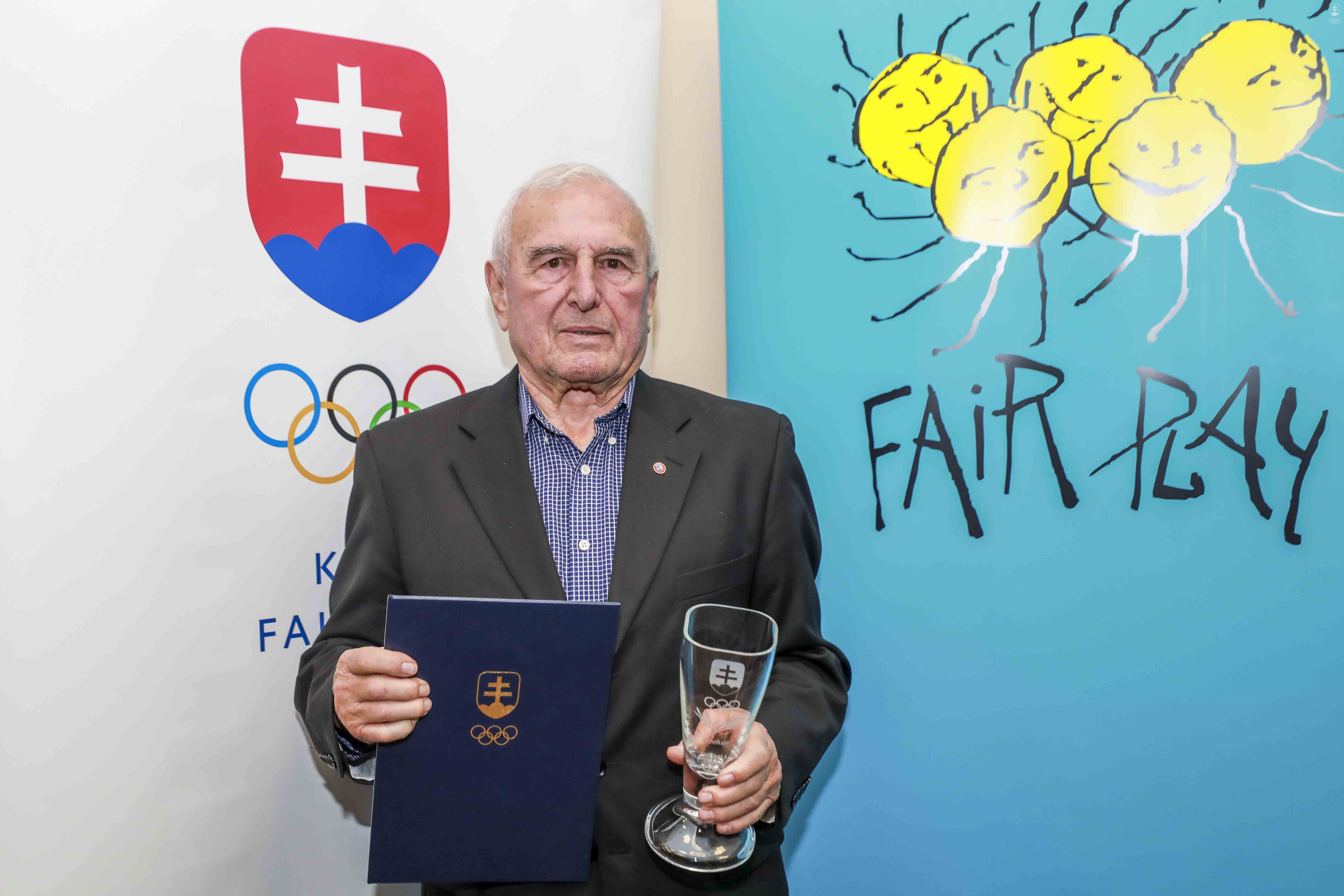 Najvyšší stupeň ocenení predstavuje Cena Jána Popluhára, ktorá je zároveň i výročným ocenením Slovenského olympijského a športového výboru. Za uplynulý rok 2019 ju za dlhodobé pôsobenie v duchu fair play získal bývalý futbalový tréner Jozef Jankech. 