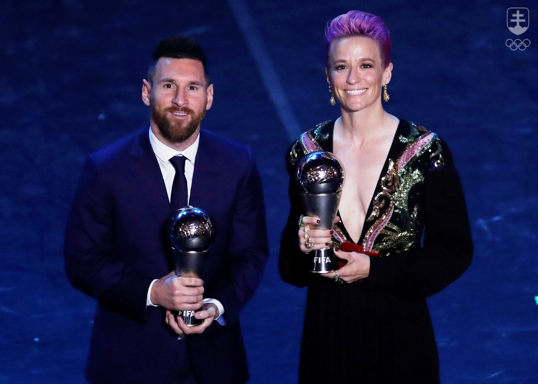 Američanka Megan Rapinoeová v spoločnosti Argentínčana Lionela Messiho. Obaja sa tešili z titulu najlepšej futbalistky, resp. futbalistu roka na svete podľa FIFA.