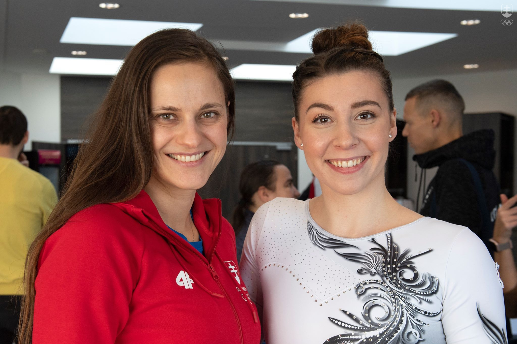 Na snímke vľavo strelkyňa Dana Barteková a vpravo gymnastka Barbora Mokošová.
