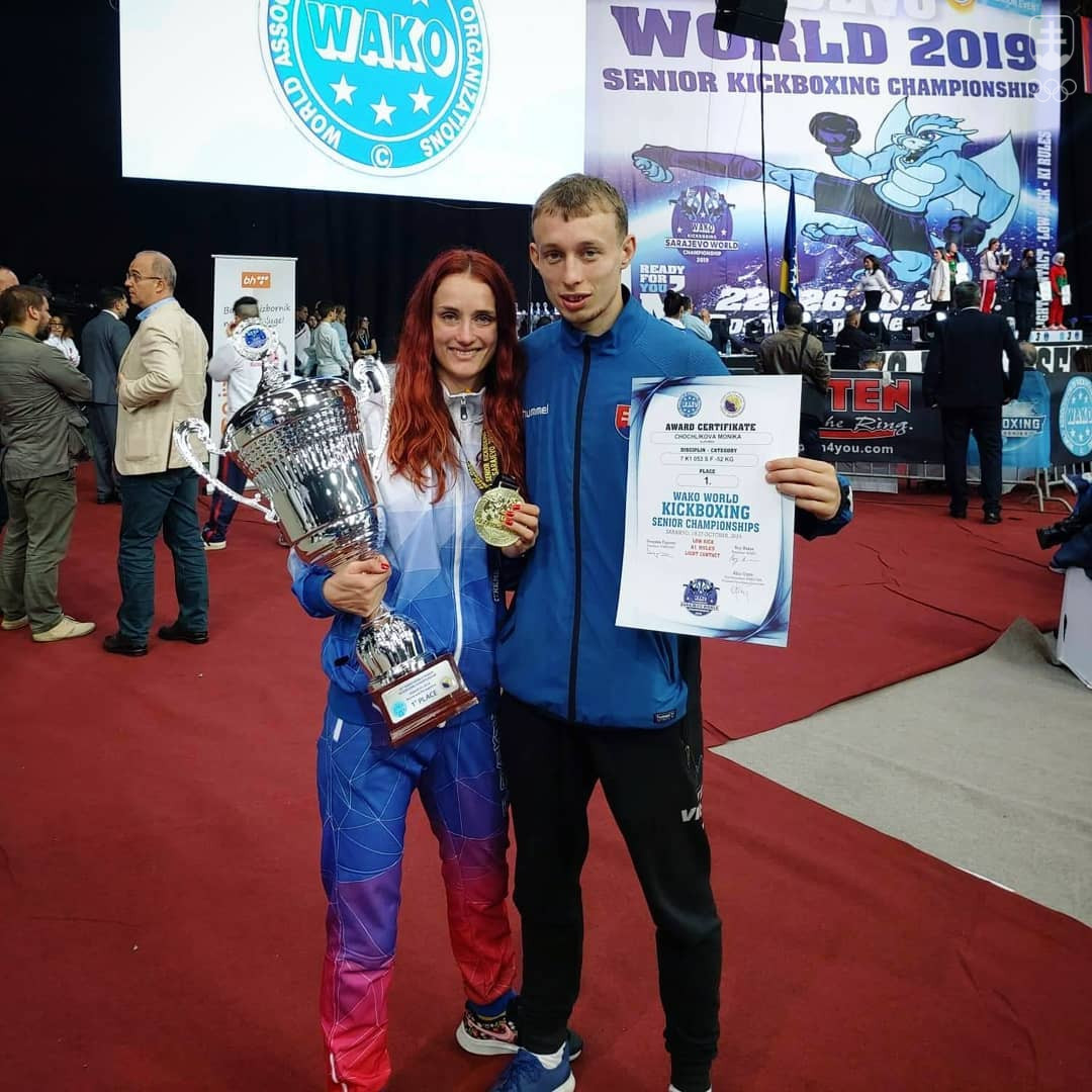 Tréner Tomáš Tadlánek a jeho zverenkyňa, slovenská kickboxerka Monika Chochlíková. 