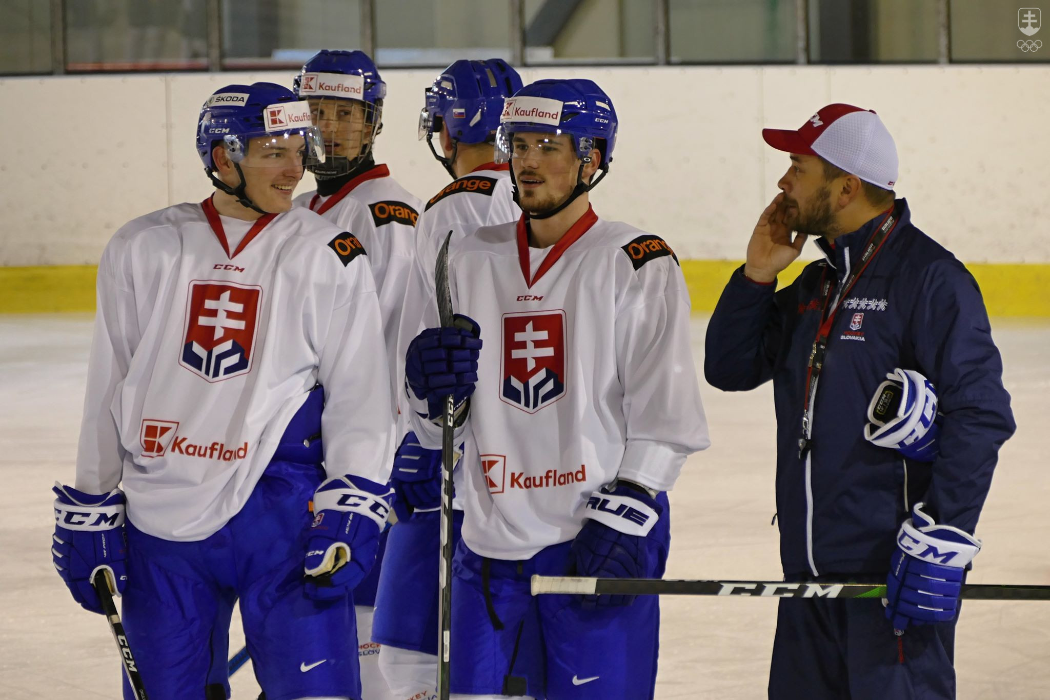 Na snímke Oliver Okuliar, Maxim Čajkovič a asistent hlavného trénera SR 20 Viliam Čacho počas tréningu slovenskej hokejovej reprezentácie do 20 rokov.