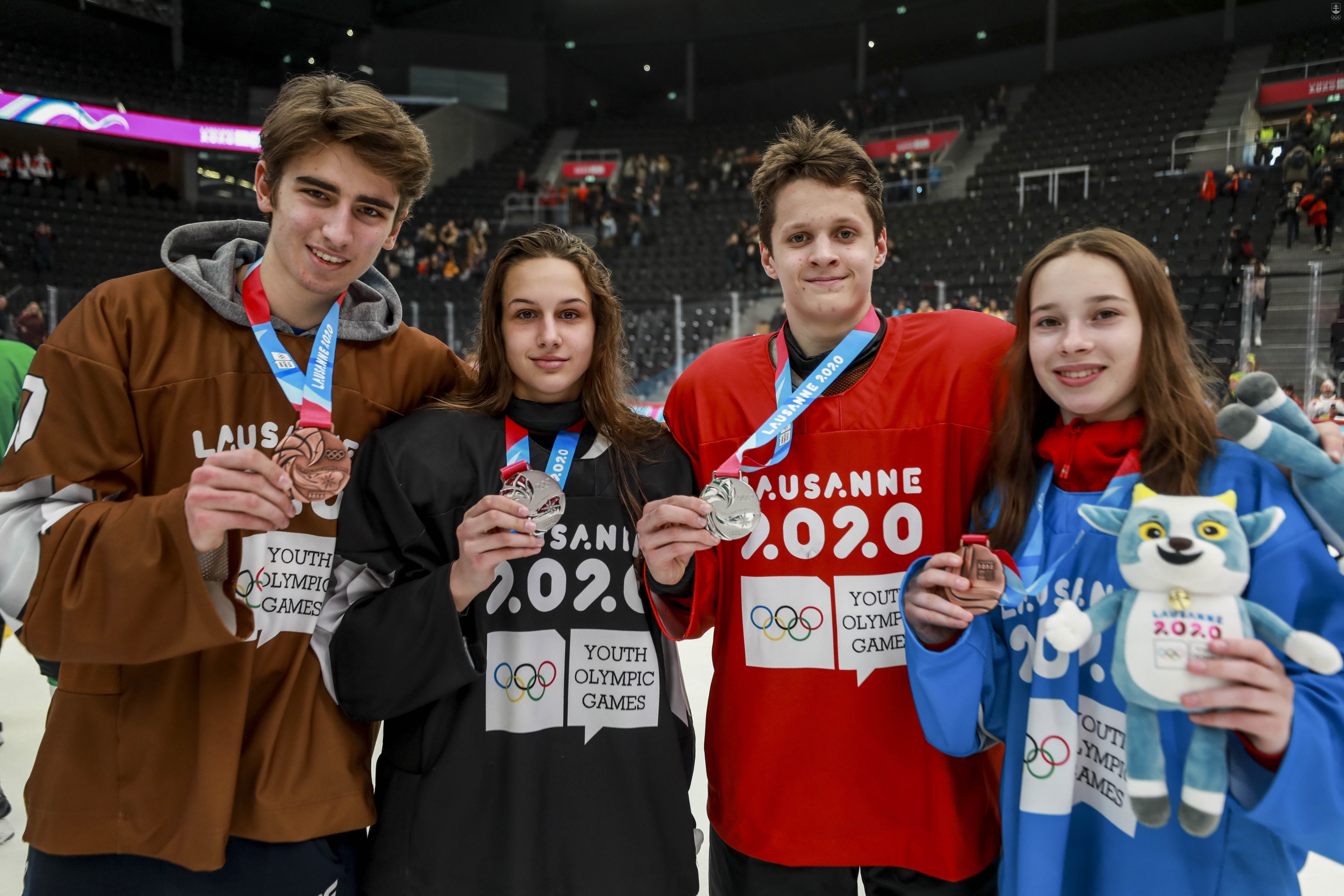 Hokejoví medailisti z III. zimných olympijských hier mládeže. Zľava bronzový Rastislav Eliáš, strieborná Nikola Janeková, strieborný Peter Repčík a bronzová Zuzana Dobiašová. 